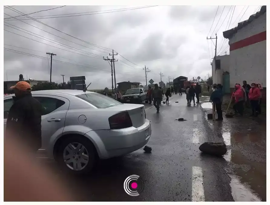 El bloqueo ocurrió por un asalto a un bachillerato en Nopalucan.