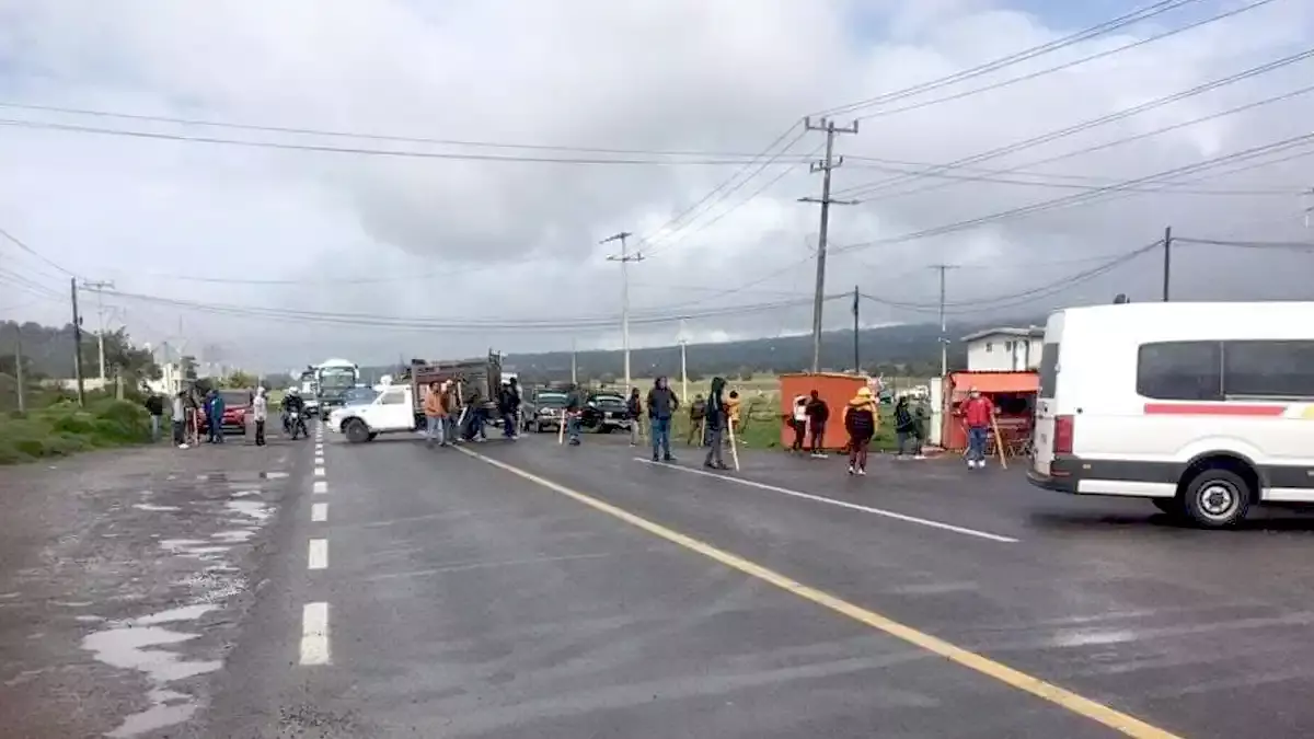 Vecinos de Nopalucan bloquean la carretera Amozoc-Libres.