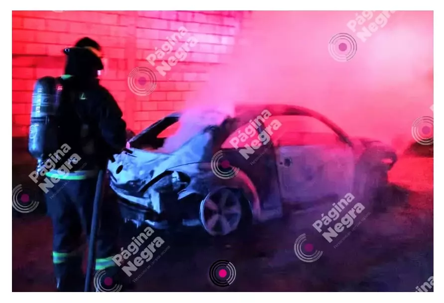 Una vecina reportó que un auto se estaba quemando.