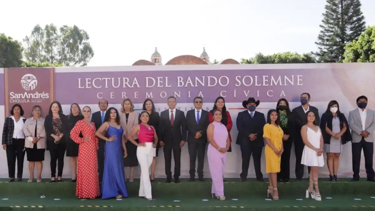 Encabeza Mundo Tlatehui ceremonia cívica del mes de septiembre y devela Bando Solemne de Fiestas Patrias