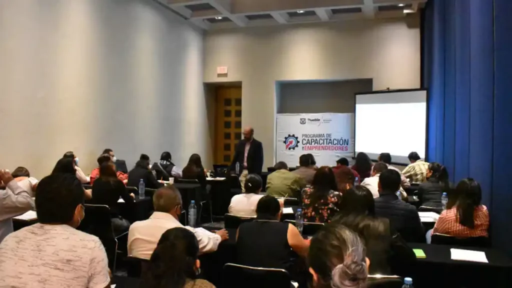 Emprendedores de Puebla capital capacitados en materia de proyectos de negocio por la Secretaría de Economía y Turismo