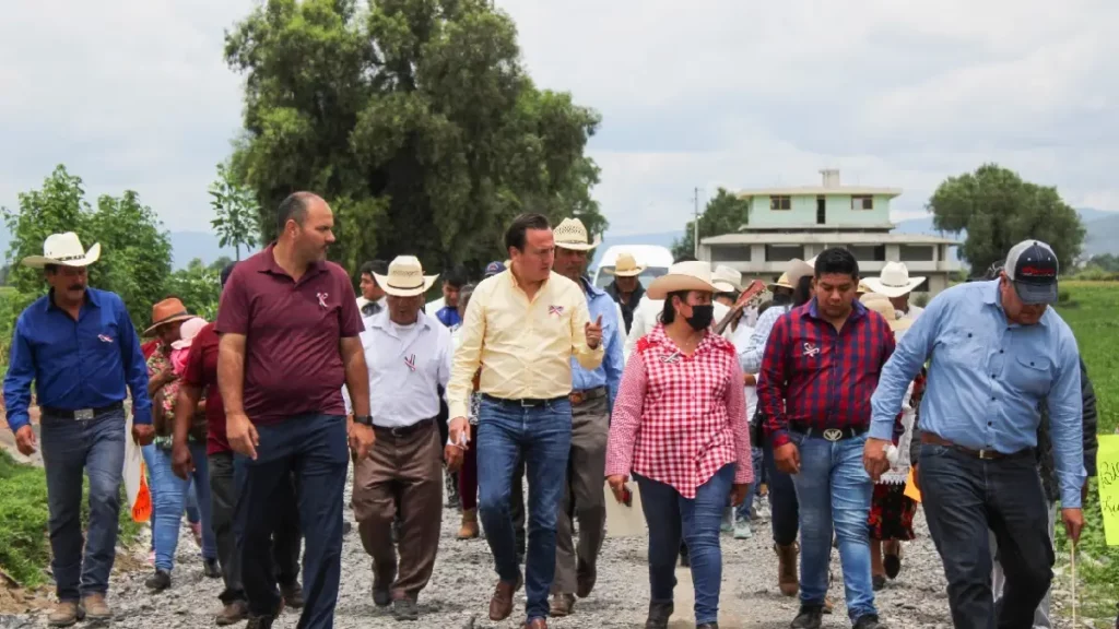 Gobierno de Tecamachalco rehabilita el camino saca cosechas con balastro de San Antonio Tecolco