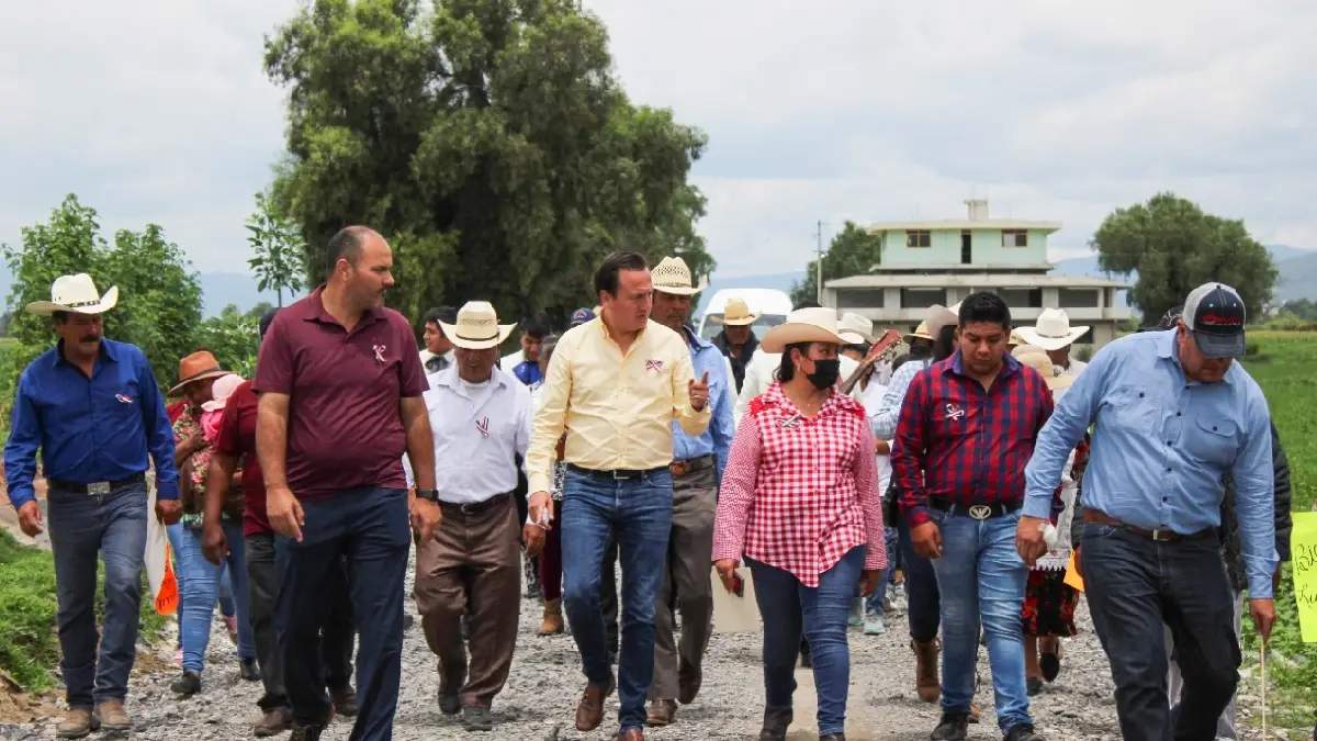 Gobierno de Tecamachalco rehabilita el camino saca cosechas con balastro de San Antonio Tecolco