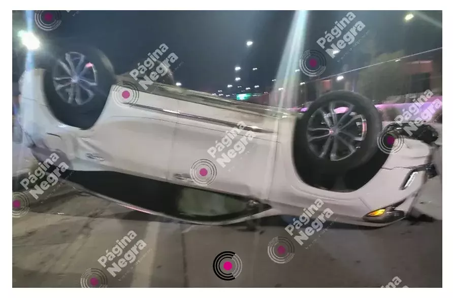 Ocurre volcadura de camioneta en el Periférico Ecológico.