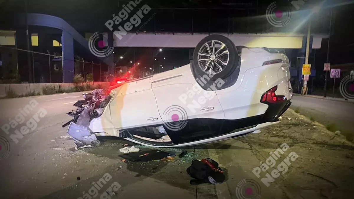 Ocurre volcadura de camioneta en el Periférico Ecológico.