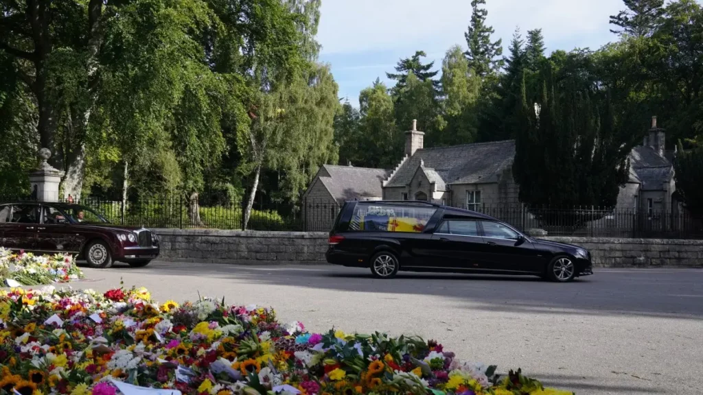 Cortejo de la reina Isabel II recorre Escocia; va de Balmoral a Londres.