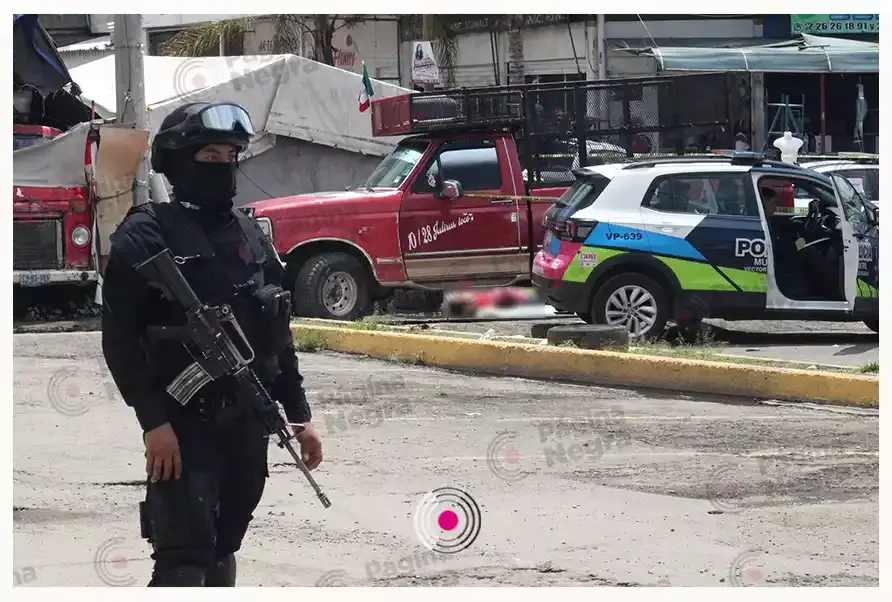 En el mercado Morelos, es ultimado a balazos y le dejan un mensaje.