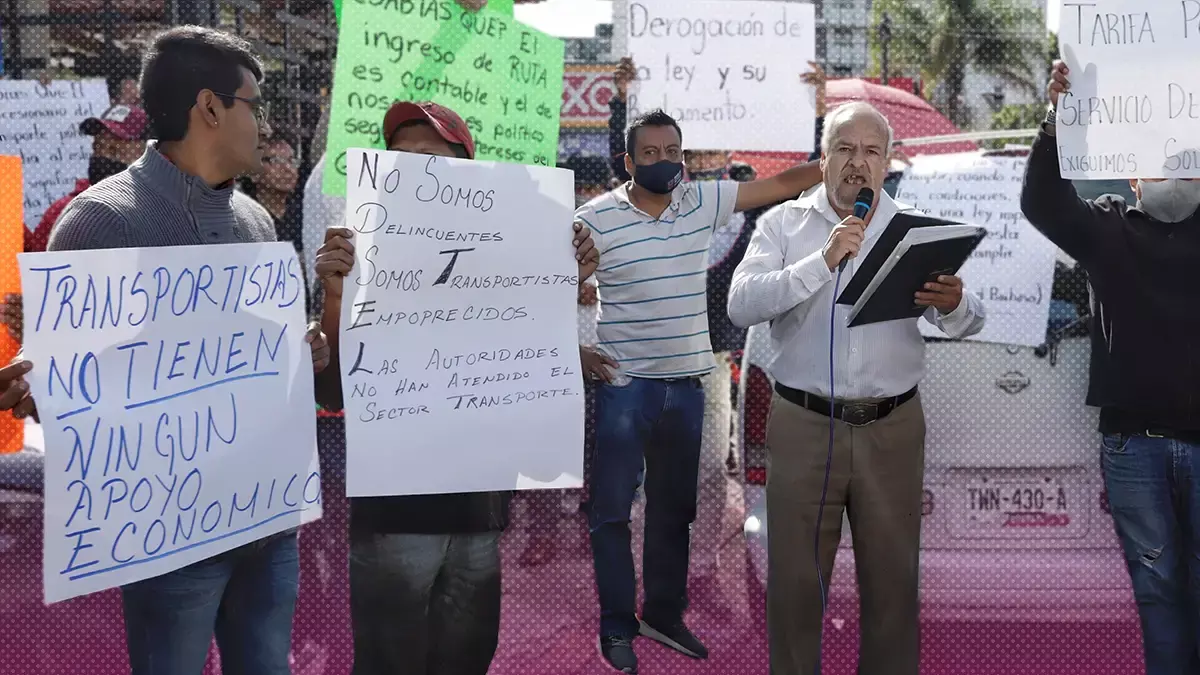 Transportistas de Puebla se manifiestan para exigir aumento al pasaje.