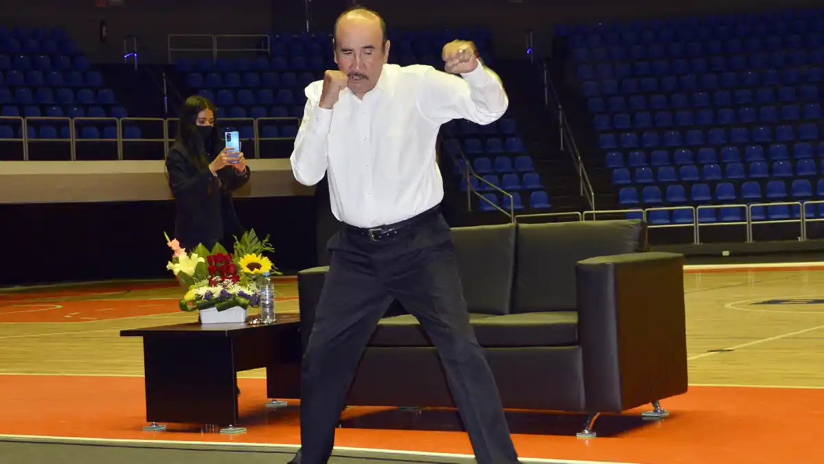 El ex campeón mundial de boxeo, Carlos, “El Cañas”, Zárate, impartió la charla Knockout por las adicciones a estudiantes de la BUAP