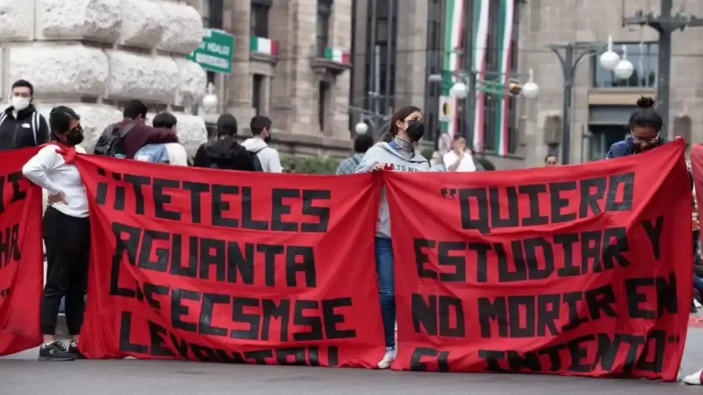 Normalistas de Teteles se manifiestan en la Ciudad de México.
