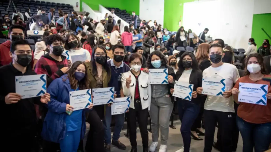 Entrega la Rectora Lilia Cedillo becas de la Fundación BBVA a estudiantes BUAP