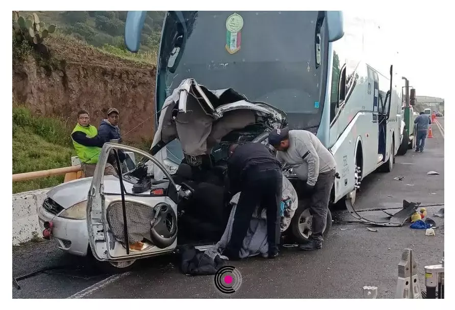 El autobús corresponde a la línea Atah.