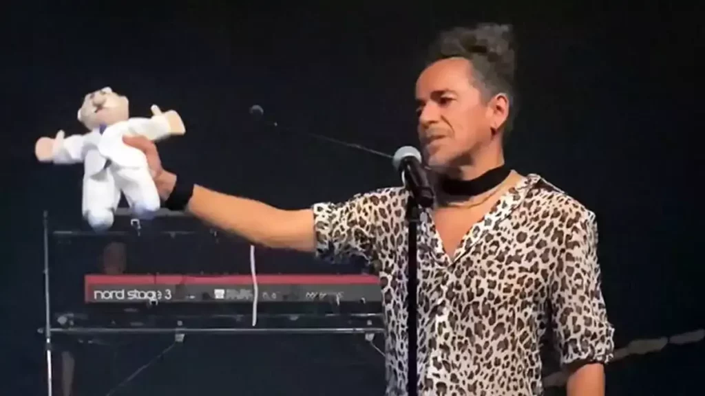 Rubén Albarrán le arranca la cabeza a peluche del Dr. Simi en Bélgica.