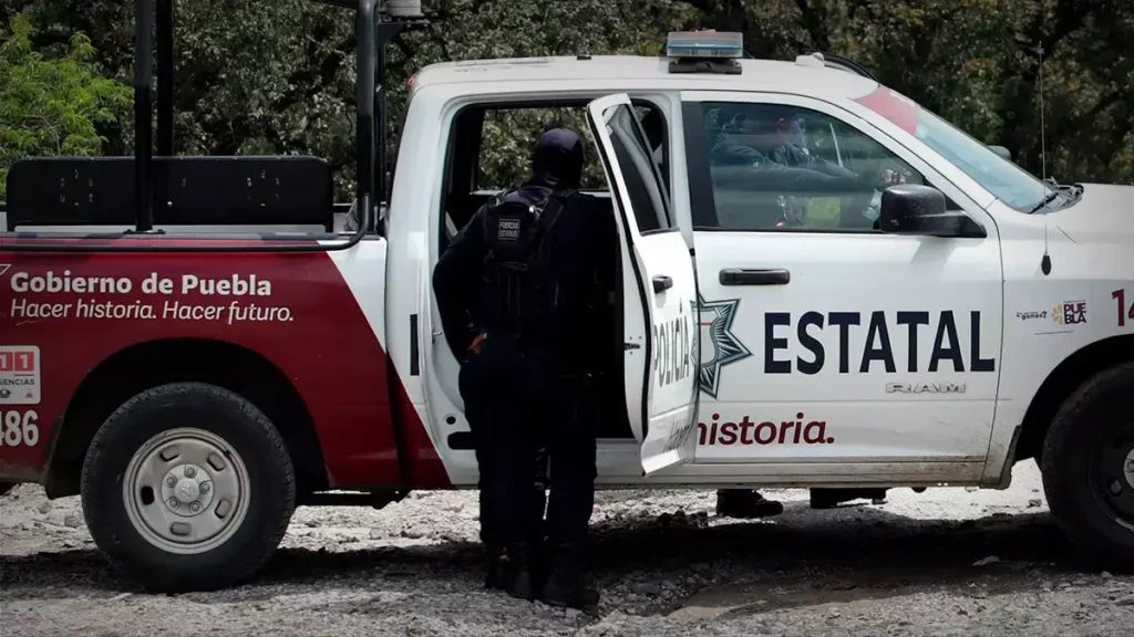 Alcalde de Ahuazotepec señala a policías por presunto vínculo con huachicoleros.