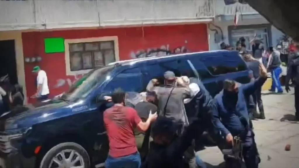 Alcalde auxiliar de Temaxcalac y simpatizantes atacan a presidenta de Texmelucan.