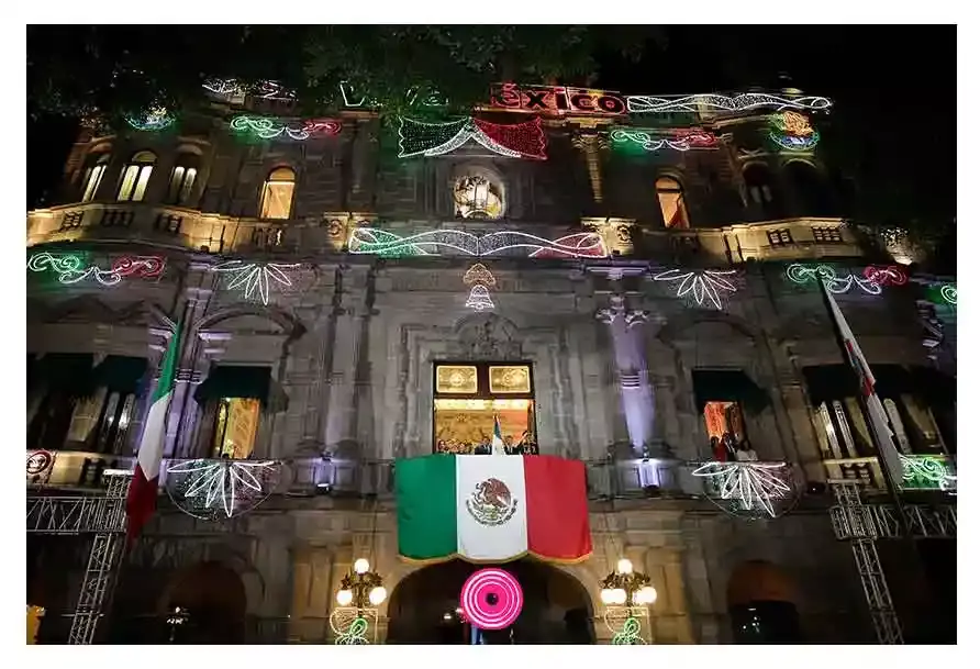 15 de septiembre postpandemia: poblanos abarrotaron el Centro Histórico para dar el Grito
