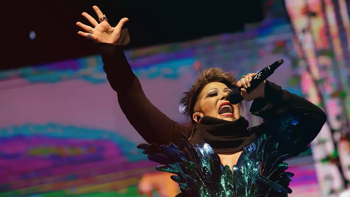 Alejandra Guzmán festeja con los poblanos el Grito de Independencia.