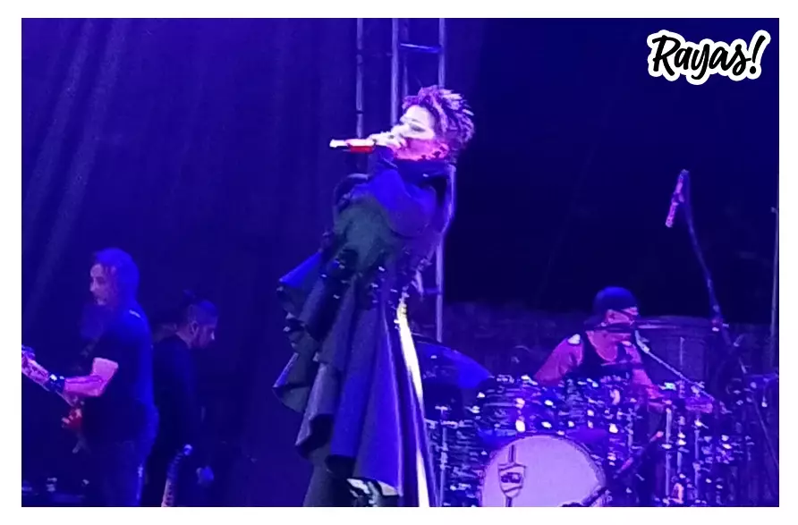 Alejandra Guzmán festeja con los poblanos el Grito de Independencia.