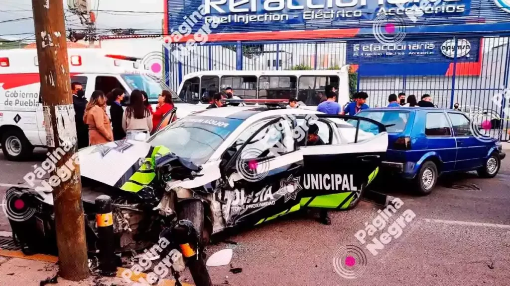 Una patrulla de la Policía Municipal terminó destrozada después de chocar