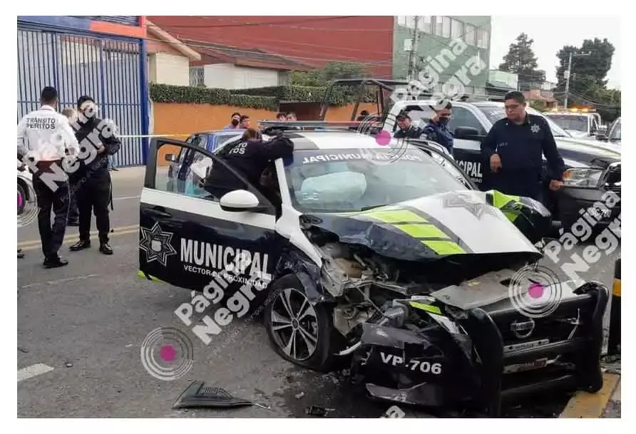 Una patrulla de la Policía Municipal terminó destrozada después de chocar