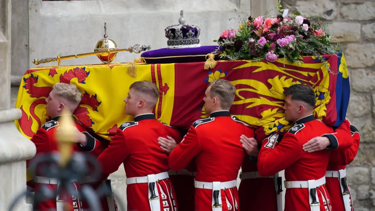 FOTOS y VIDEOS: GB despide a la reina Isabel; la trasladan a Windsor.