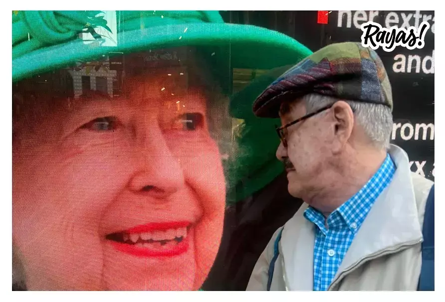 Pedro Sola frente a una foto de la Reina Isabel