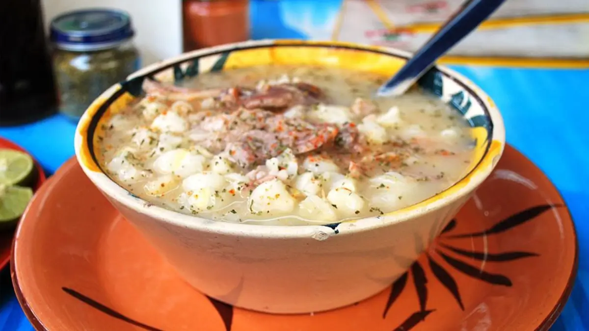 Muere al atragantarse por comer pozole en un concurso de Yucatán.