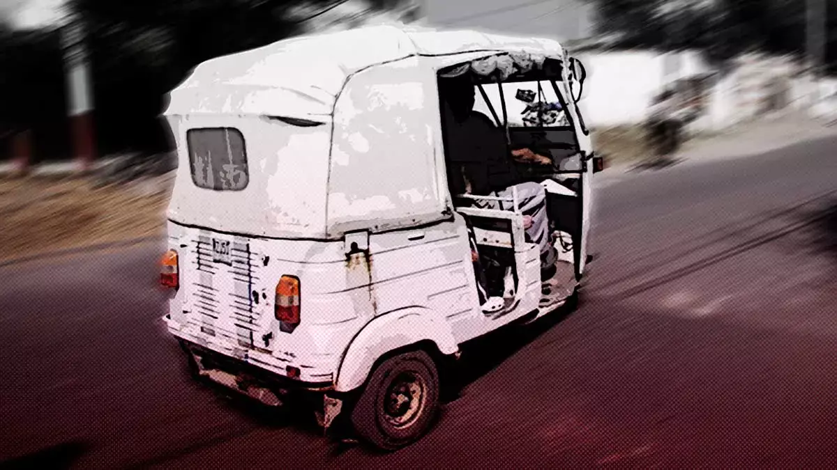 Vuelca mototaxi en San Baltazar Tetela y muere pasajera; era trabajadora del INEGI