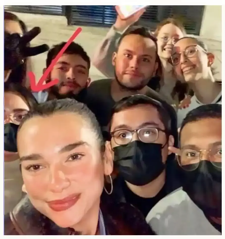 Dua Lipa ya está en México, presume tacos y se toma fotos con fans.