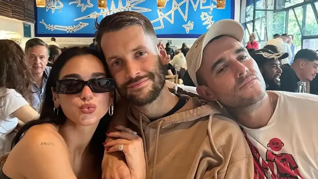 Dua Lipa ya está en México, presume tacos y se toma fotos con fans.
