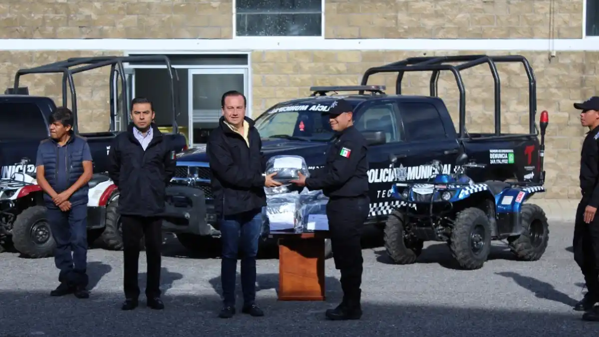 Nacho Mier entrega uniformes a los elementos de Seguridad Pública de Tecamachalco en C4