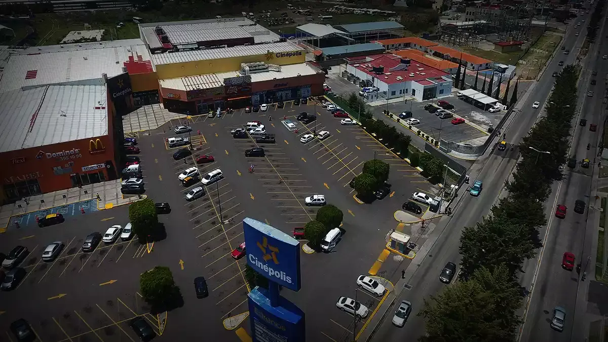 Pareja de motociclistas resultó herida en una plaza de Puebla.