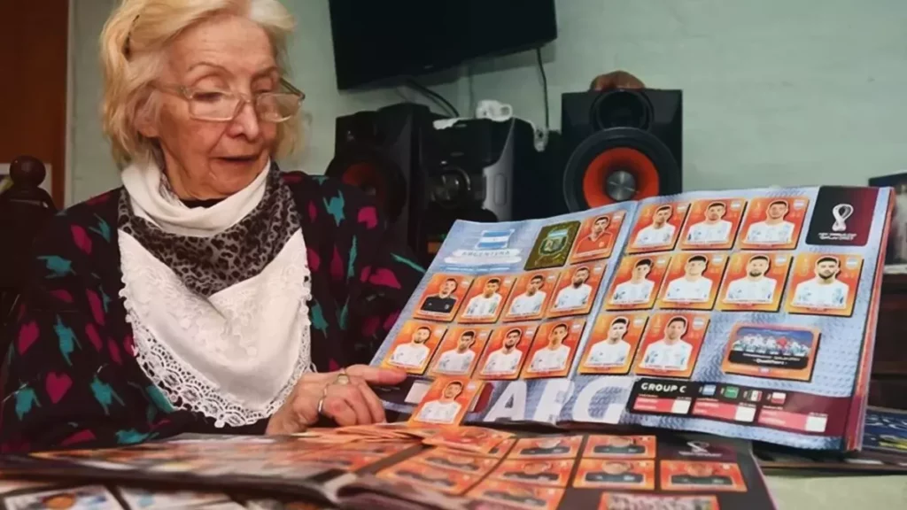 Abuelita gastó toda su pensión en llenar 6 álbumes de Qatar 2022.