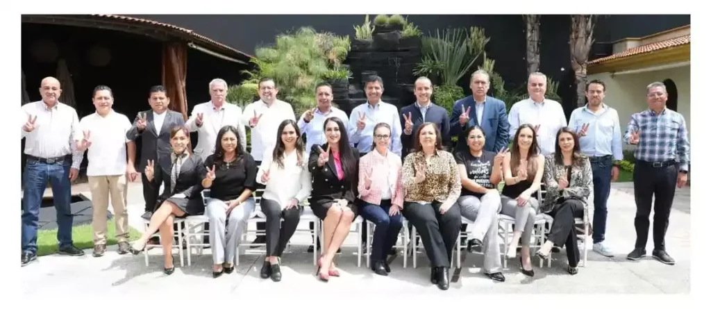 Los liderazgos panistas reunidos el 14 de agosto pasado y entre ellos el Magistrado Roberto Grajales Espina / Foto: Twitter @eduardorivera01