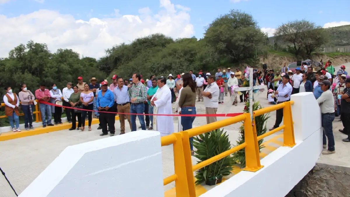 Nacho Mier entrega el puente vehicular que conecta a Huixcolotla y Tecamachalco