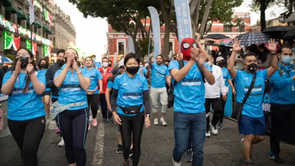 No obstante la lluvia, el Centro Histórico de Puebla vivió la Carrera Nocturna