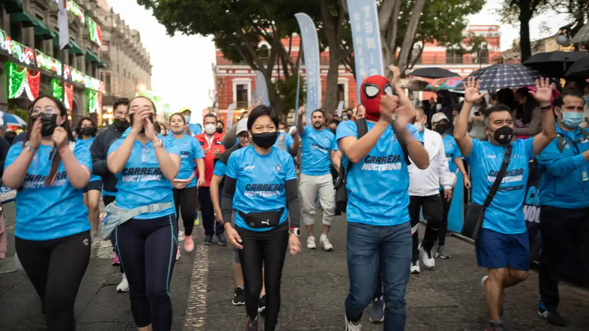 No obstante la lluvia, el Centro Histórico de Puebla vivió la Carrera Nocturna