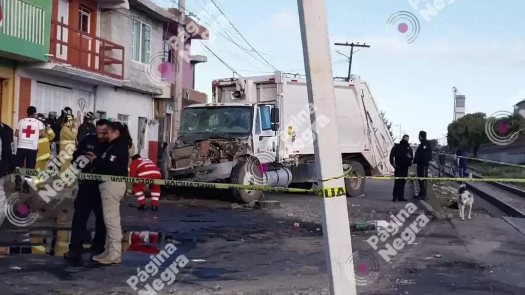 Choque entre camión de basura y un tren deja un muerto en Lara Grajales.
