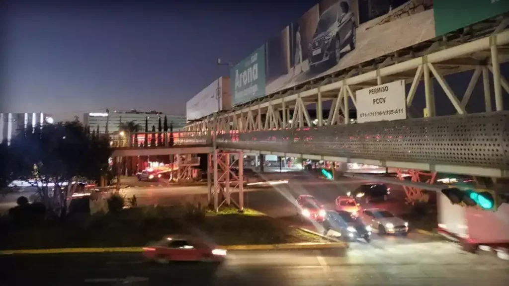 Denuncian robos en puente de Angelópolis; policías de Cholula refuerzan vigilancia.