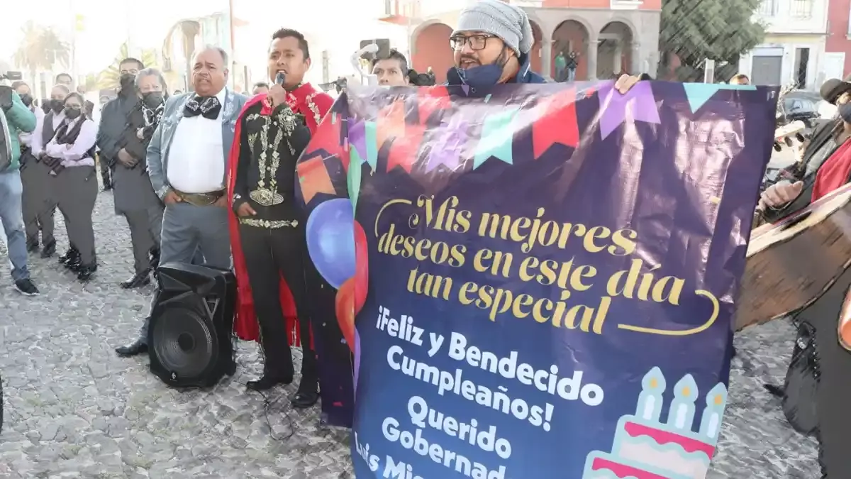 Músicos de El Alto reciben con “Las mañanitas” a Barbosa en Casa Aguayo.