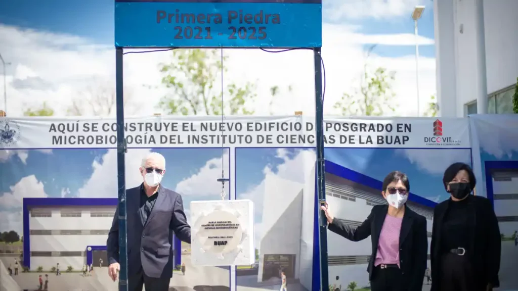 Coloca Rectora Lilia Cedillo primera piedra del edificio de posgrado de Microbiología del ICUAP
