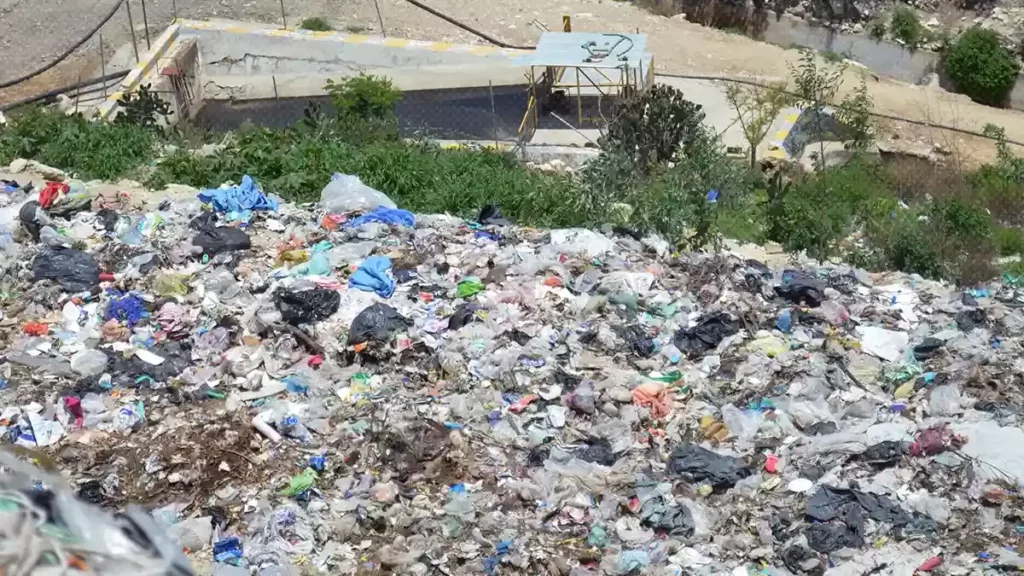 Con agresiones, rompen sellos y reabren relleno sanitario de Santa María Coapan.