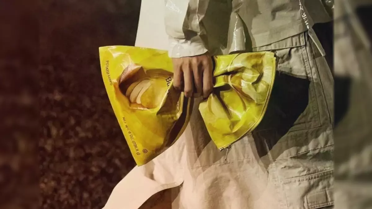 ¡Balenciaga lo vuelve a hacer! Propone bolsa de papas fritas como bolsa de mano