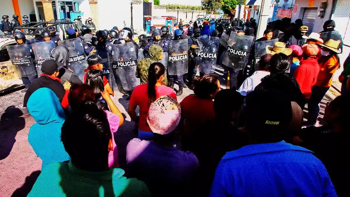 12 vecinos de Calpan son denunciados por disturbios y quema de patrulla.