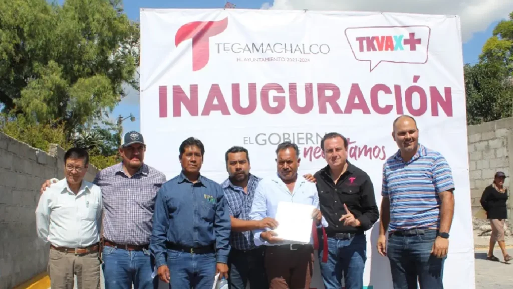 Nacho Mier inaugura una obra más en San Mateo Tlaixpan