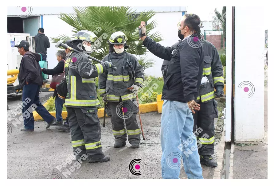 Bomberos ayudando para resctara el cuerpo del hombre que murió prensado