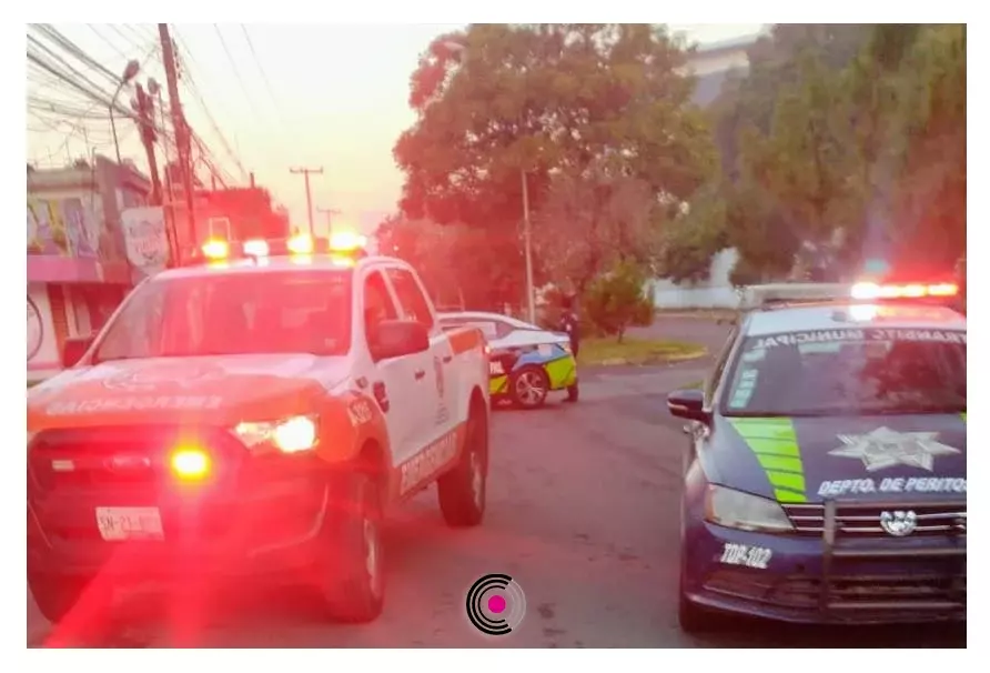 Agentes de Tránsito Municipal resguardaron la zona y cerraron la circulación para evitar otro percance.
