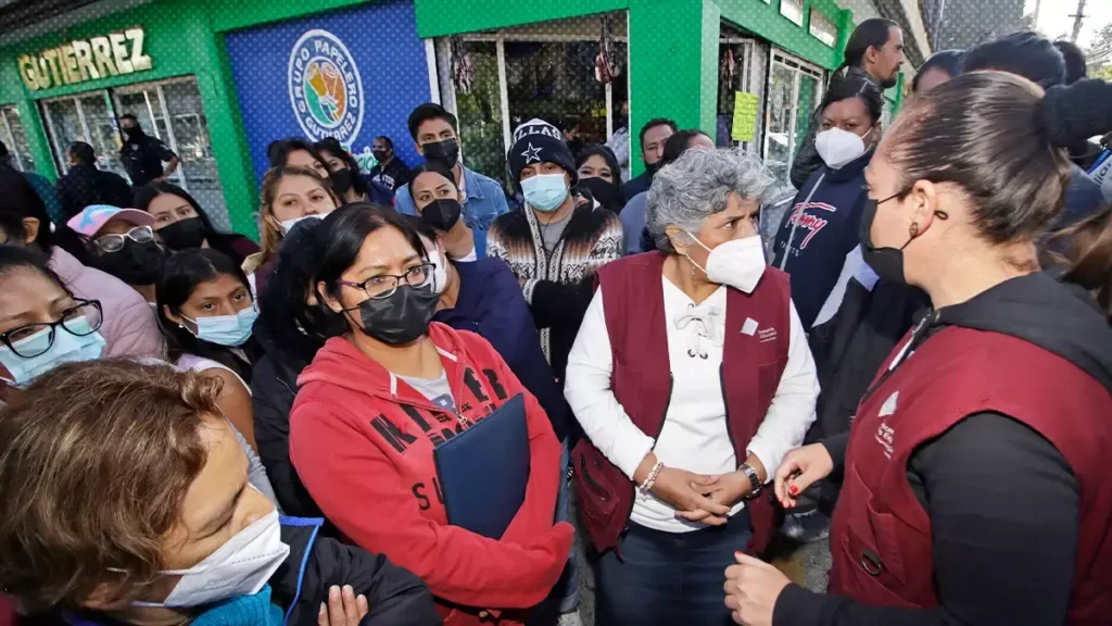 Padres de Puebla reclaman becas para sus hijos y bloquean el bulevar 5 de Mayo.