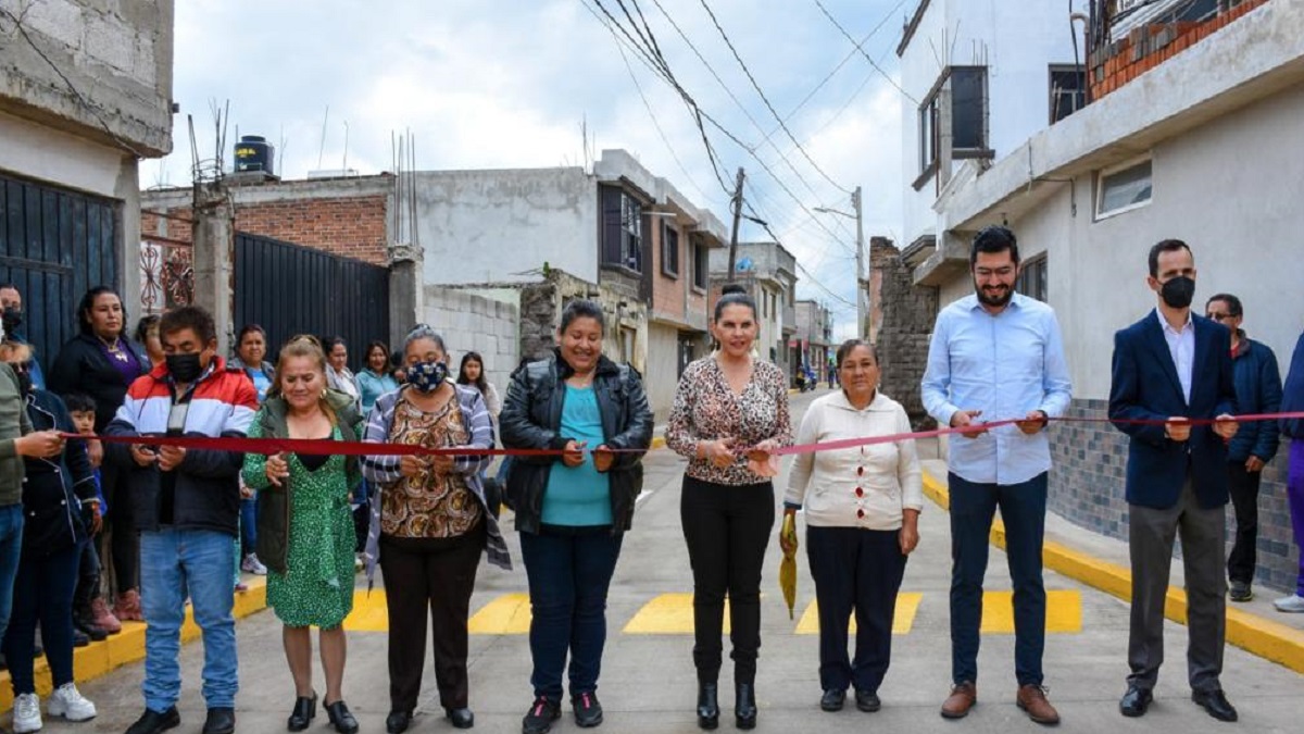 Norma Layón entrega dos calles en Santa Catarina Hueyatzacoalco