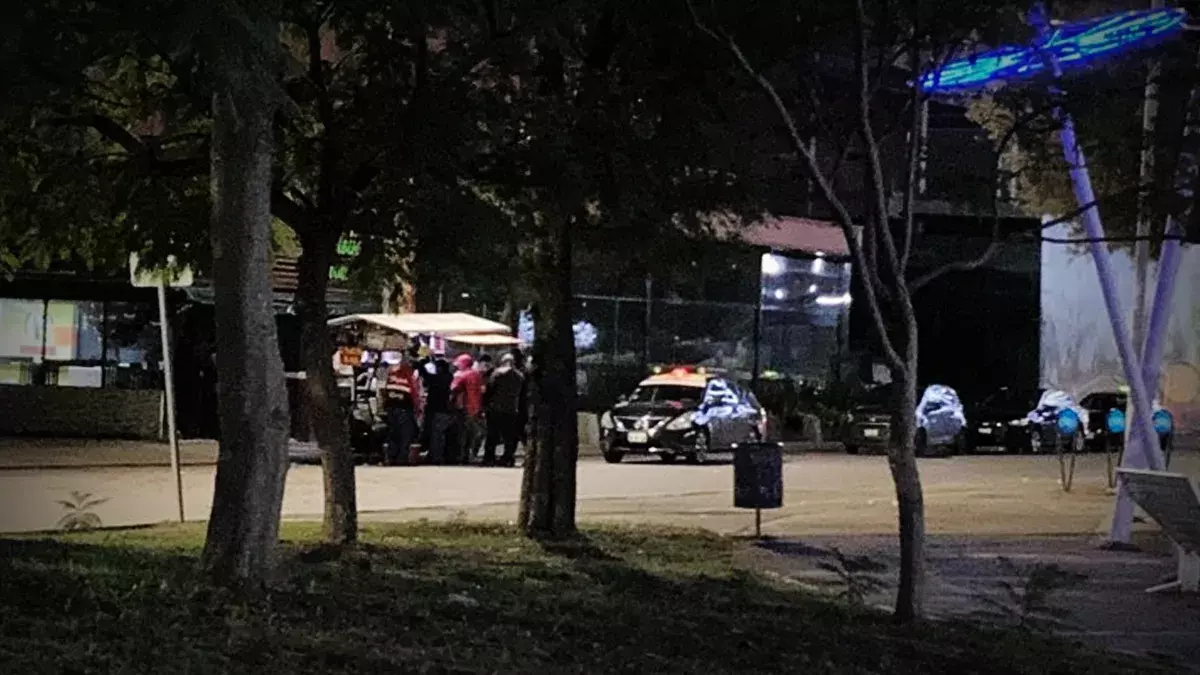 Salen del antro y siguen la fiesta en los tacos frente a la Estrella de Puebla.